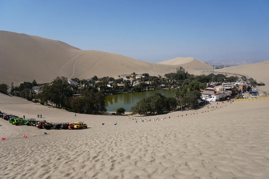 Huacachina oasis and dune buggies during a Huacachina luxury desert tour